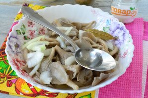 Маринованные вешенки с луком