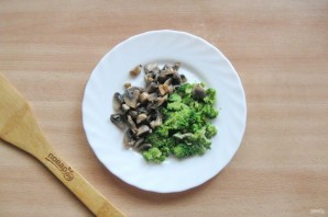 Омлет с брокколи и грибами