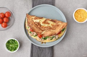 Омлет с тунцом и помидорами