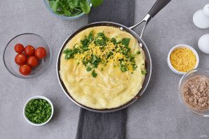 Омлет с тунцом и помидорами