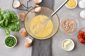 Омлет с тунцом и помидорами