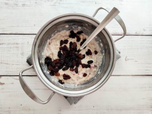 Овсяная каша с яблоком и изюмом Овсяная каша с яблоком и изюмом