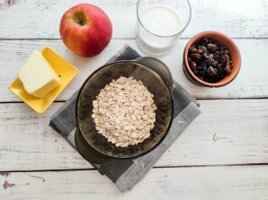 Овсяная каша с яблоком и изюмом Овсяная каша с яблоком и изюмом