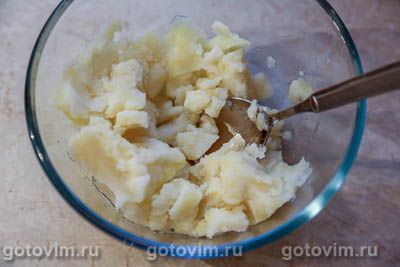 Пицца из готового теста с колбасой и картофельным пюре Пицца из готового теста с колбасой и картофельным пюре