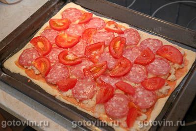 Пицца из готового теста с колбасой и картофельным пюре Пицца из готового теста с колбасой и картофельным пюре