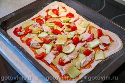 Пицца из готового теста с курицей и кабачками Пицца из готового теста с курицей и кабачками