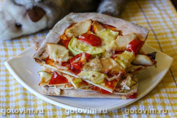 Пицца из готового теста с курицей и кабачками Пицца из готового теста с курицей и кабачками