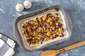 Пирог с маринованными грибами и картофелем