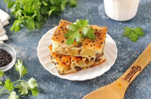 Пирог с маринованными грибами и картофелем