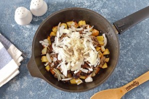 Пирог с маринованными грибами и картофелем