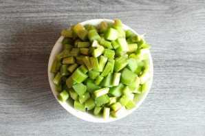 Пирог с ревенем и яблоками в мультиварке