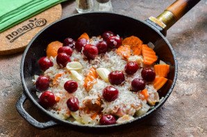 Плов с вишней