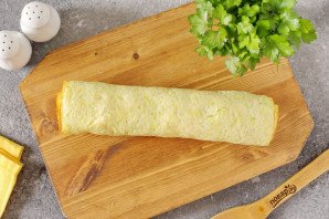 Рулет из кабачков с семгой и сыром