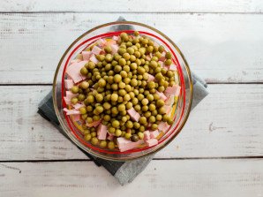 Салат из капусты, горошка и колбасы