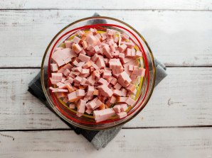 Салат из капусты, горошка и колбасы