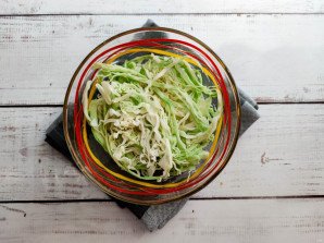 Салат из капусты, горошка и колбасы