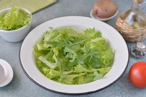 Салат с анчоусами и рукколой