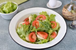 Салат с анчоусами и рукколой