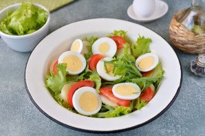 Салат с анчоусами и рукколой