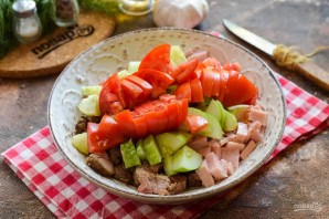 Салат с говядиной и ветчиной Салат с говядиной и ветчиной