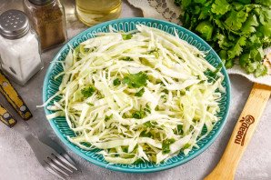 Салат с капустой и кинзой