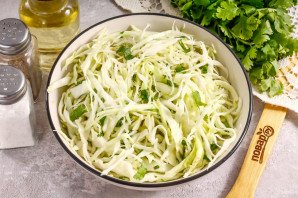 Салат с капустой и кинзой