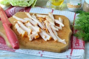 Салат с капустой, ветчиной и сухариками