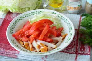 Салат с капустой, ветчиной и сухариками