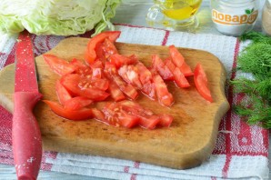 Салат с капустой, ветчиной и сухариками