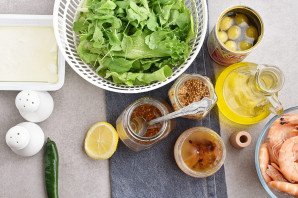 Салат с креветками и брынзой