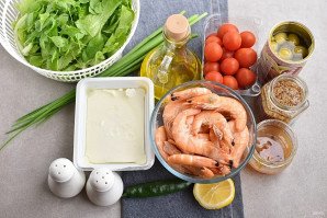 Салат с креветками и брынзой
