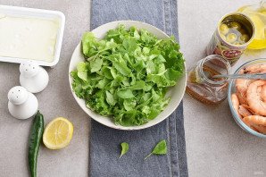 Салат с креветками и брынзой