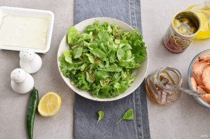 Салат с креветками и брынзой