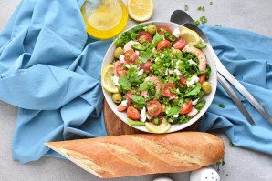 Салат с креветками и брынзой