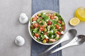 Салат с креветками и брынзой