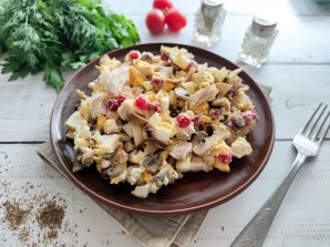 Салат с курицей и брусникой Салат с курицей и брусникой