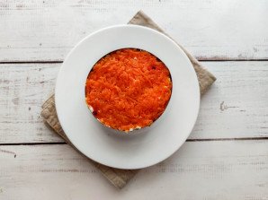 Слоеный салат с копченой рыбой Слоеный салат с копченой рыбой