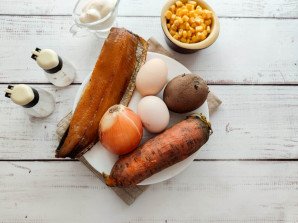 Слоеный салат с копченой рыбой Слоеный салат с копченой рыбой