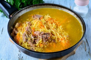 Вермишель с тушенкой на сковороде Вермишель с тушенкой на сковороде