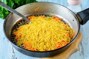 Вермишель с тушенкой на сковороде Вермишель с тушенкой на сковороде