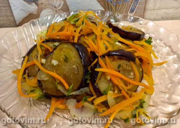 Закуска из жареных баклажанов с морковью и сладким перцем в кисло-сладком маринаде Закуска из жареных баклажанов с морковью и сладким перцем в кисло-сладком маринаде