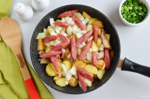 Жареная картошка с охотничьими колбасками
