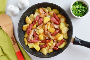 Жареная картошка с охотничьими колбасками