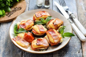 Баклажаны запеченные с сыром, помидорами и беконом Баклажаны запеченные с сыром, помидорами и беконом