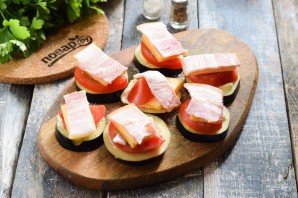 Баклажаны запеченные с сыром, помидорами и беконом Баклажаны запеченные с сыром, помидорами и беконом