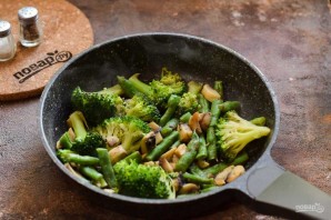 Брокколи со стручковой фасолью и грибами