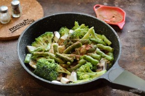 Брокколи со стручковой фасолью и грибами