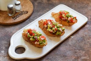 Брускетты с крабовыми палочками и авокадо Брускетты с крабовыми палочками и авокадо