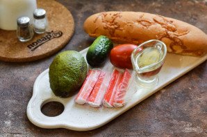 Брускетты с крабовыми палочками и авокадо Брускетты с крабовыми палочками и авокадо