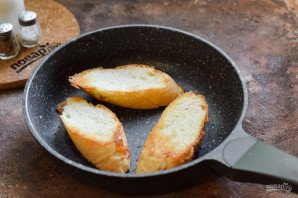 Брускетты с крабовыми палочками и авокадо Брускетты с крабовыми палочками и авокадо